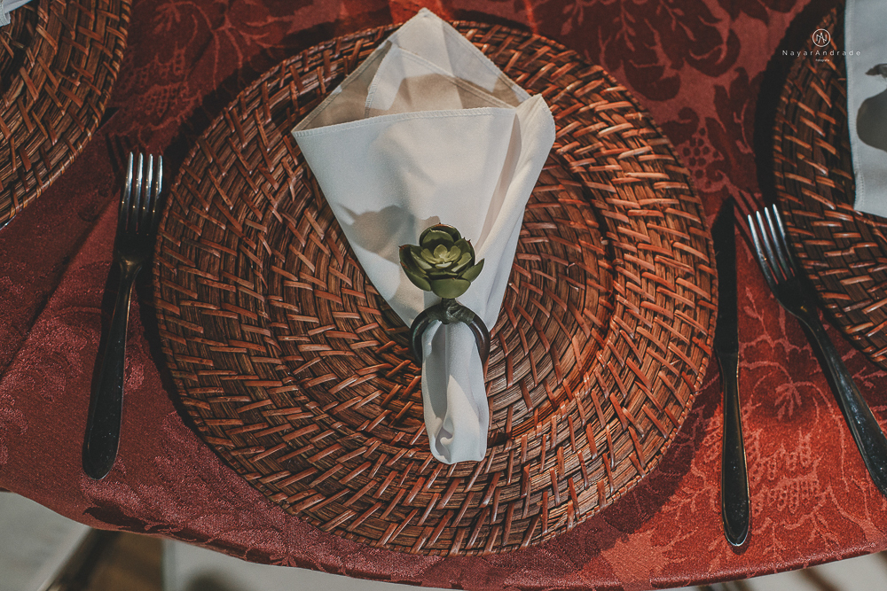 decoraçao rustica tropical com flores oloridas casamento noturno