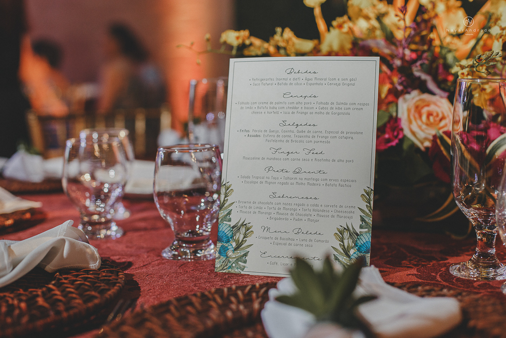 decoraçao rustica tropical com flores oloridas casamento noturno