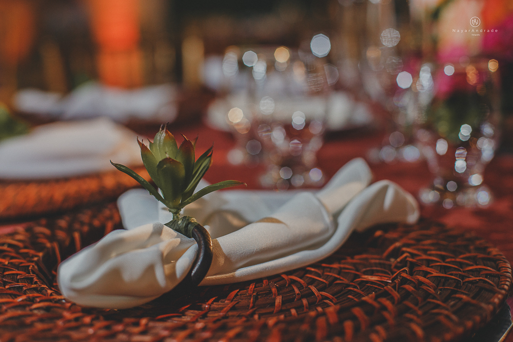 decoraçao rustica tropical com flores oloridas casamento noturno