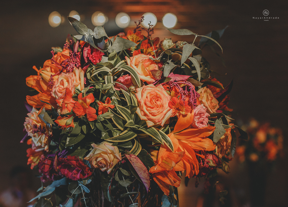 decoraçao rustica tropical com flores oloridas casamento noturno