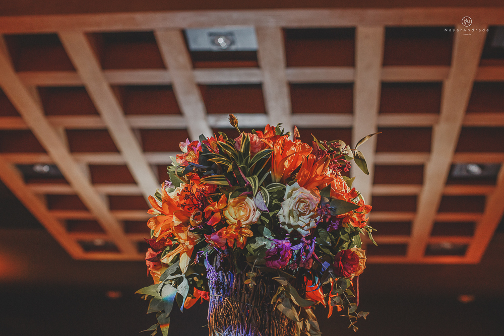 decoraçao rustica tropical com flores oloridas casamento noturno