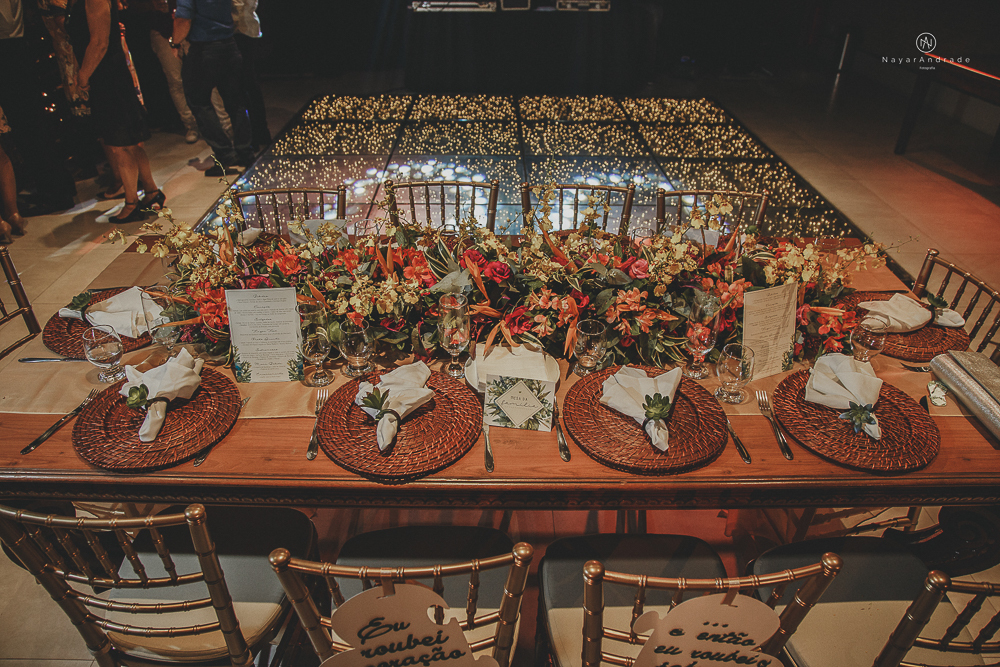 decoraçao rustica tropical com flores oloridas casamento noturno