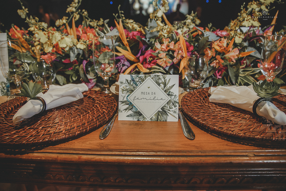 decoraçao rustica tropical com flores oloridas casamento noturno