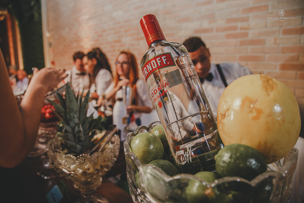 decoraçao rustica tropical com flores oloridas casamento noturno