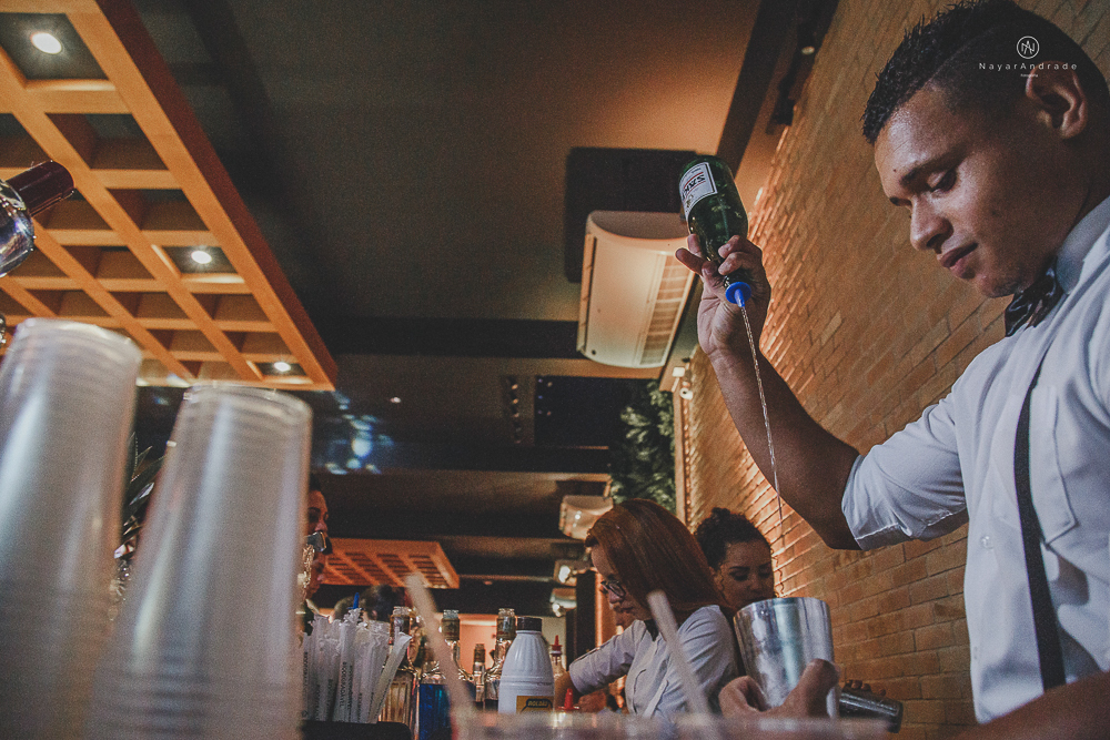 decoraçao rustica tropical com flores oloridas casamento noturno