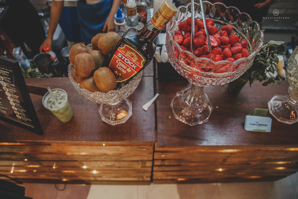 decoraçao rustica tropical com flores oloridas casamento noturno