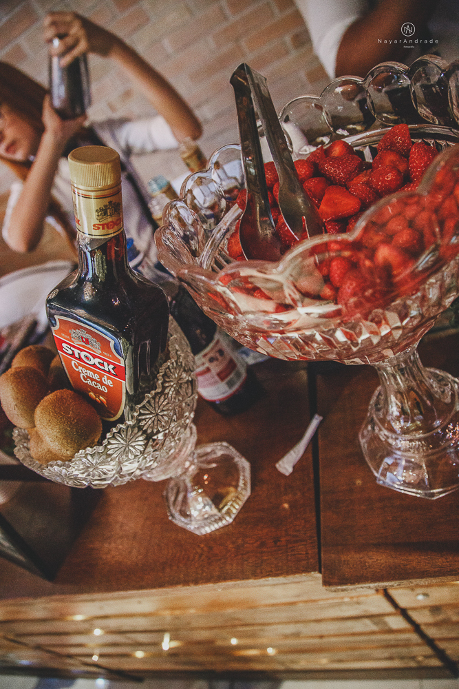 decoraçao rustica tropical com flores oloridas casamento noturno