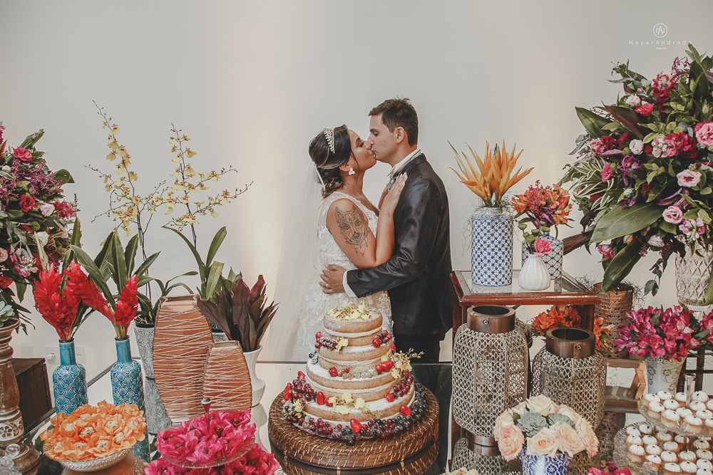 decoraçao rustica tropical com flores oloridas casamento noturno