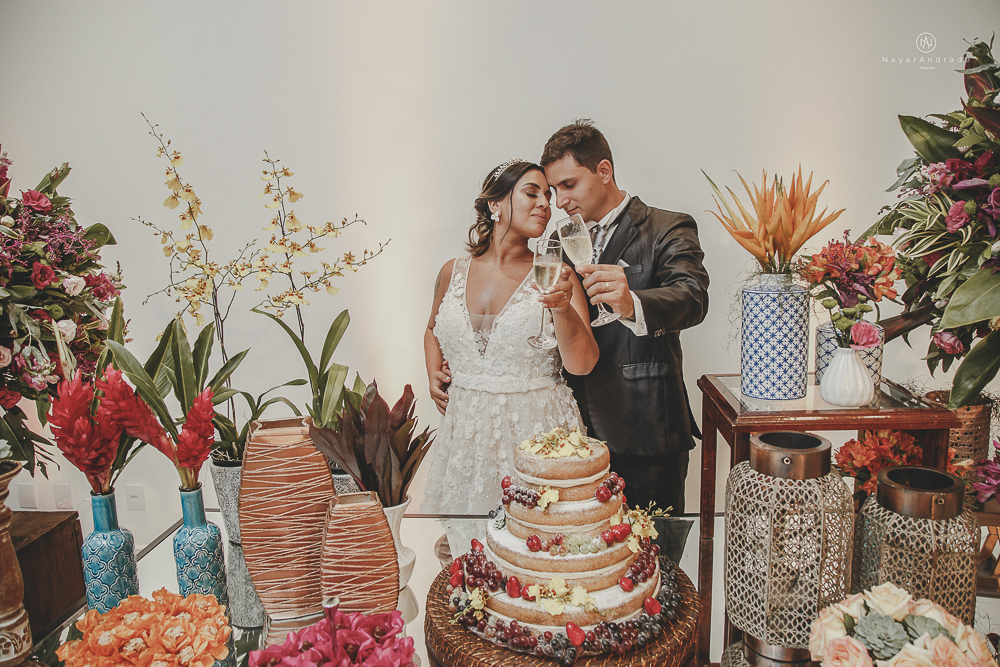 decoraçao rustica tropical com flores oloridas casamento noturno