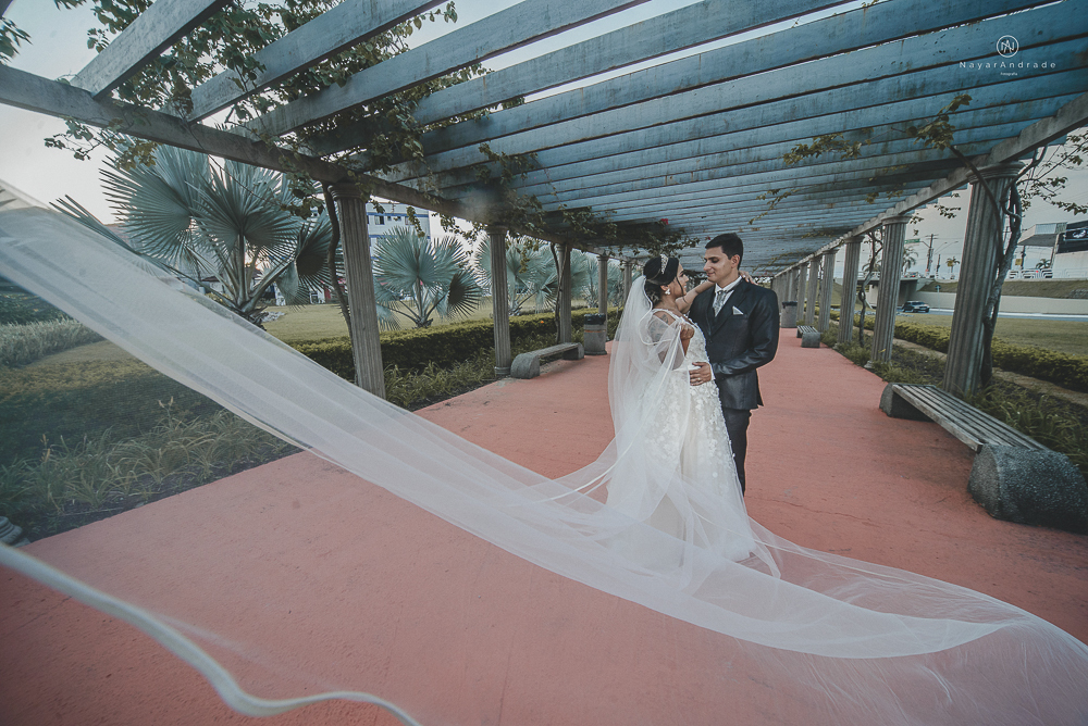 decoraçao rustica tropical com flores oloridas casamento noturno