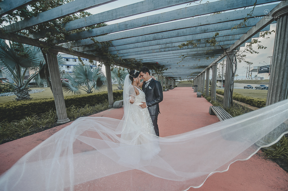 decoraçao rustica tropical com flores oloridas casamento noturno