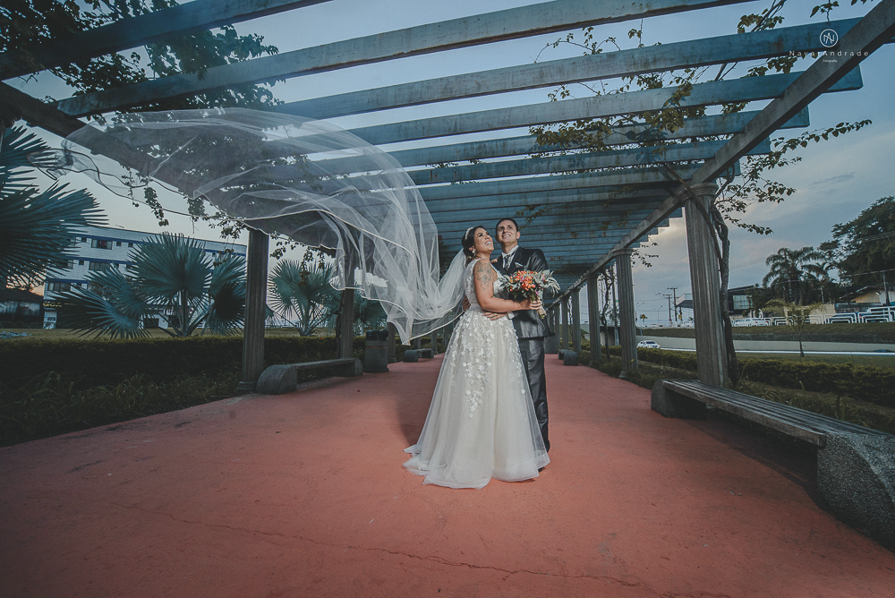 decoraçao rustica tropical com flores oloridas casamento noturno