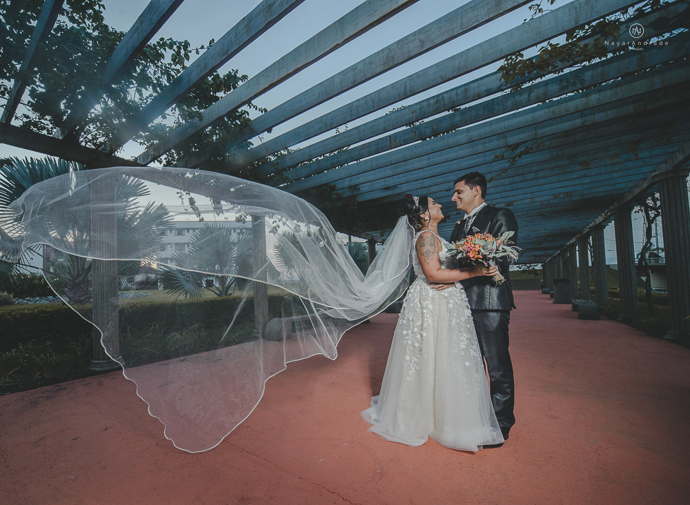 decoraçao rustica tropical com flores oloridas casamento noturno