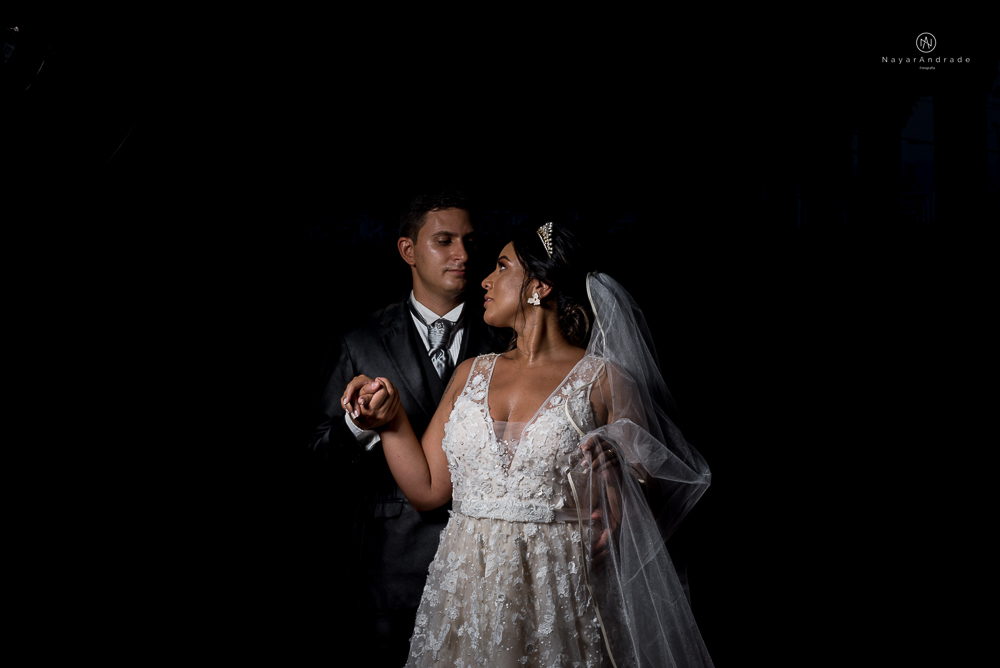 decoraçao rustica tropical com flores oloridas casamento noturno