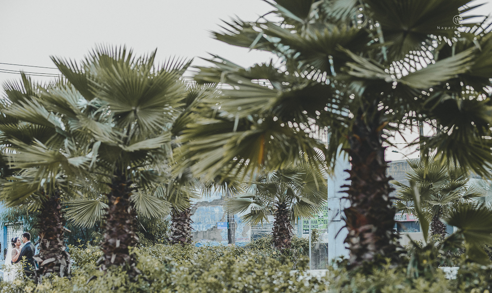 decoraçao rustica tropical com flores oloridas casamento noturno