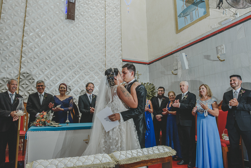 decoraçao rustica tropical com flores oloridas casamento noturno