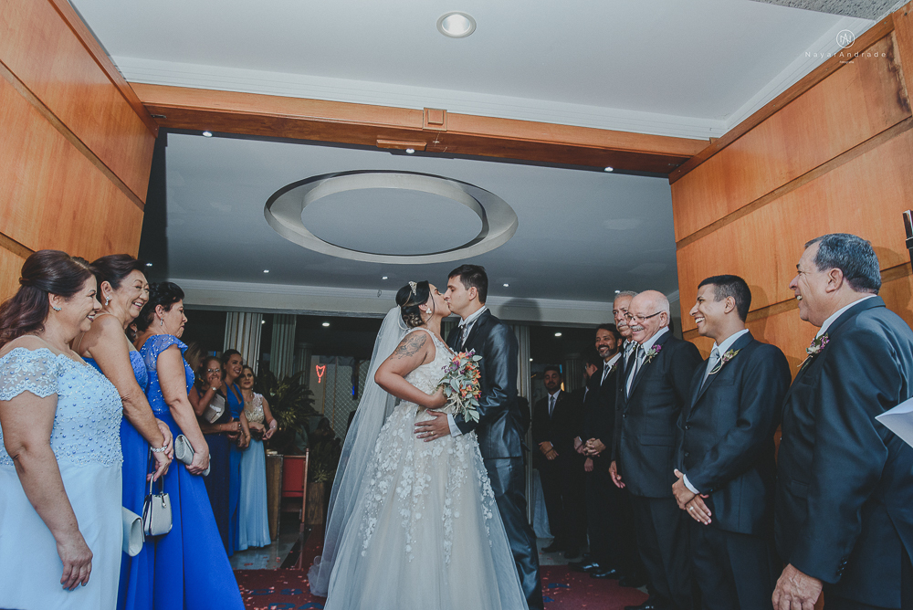 decoraçao rustica tropical com flores oloridas casamento noturno