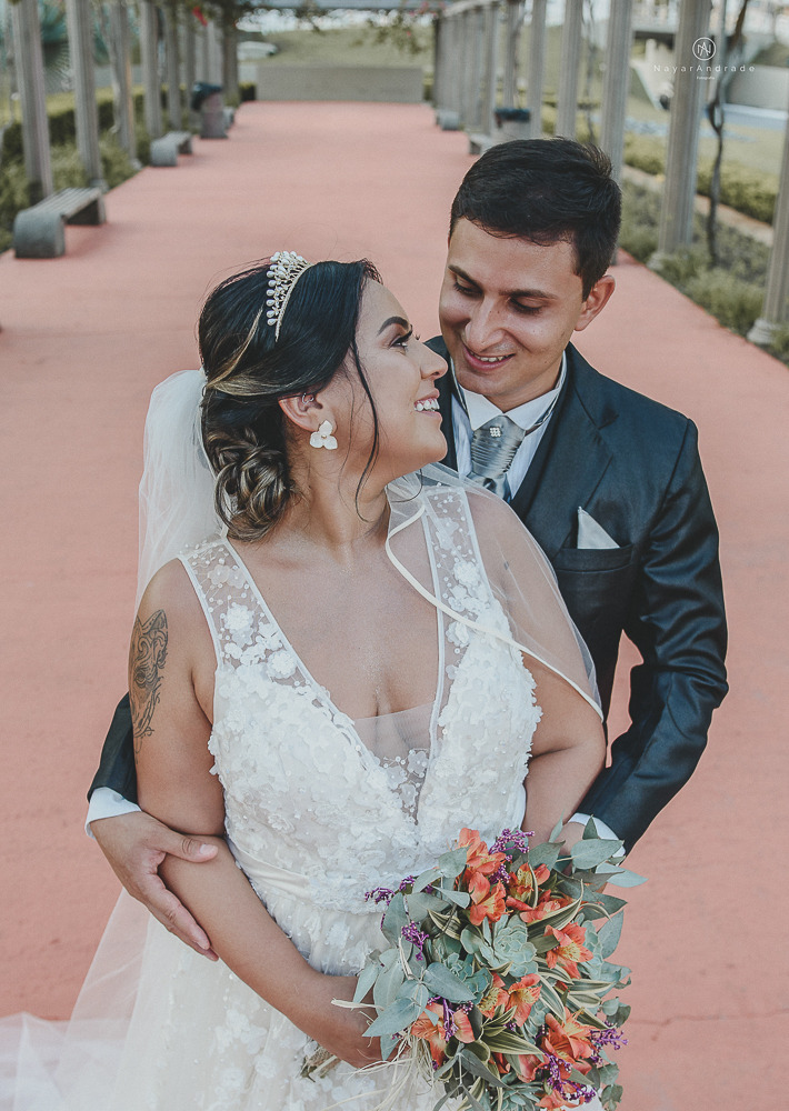 decoraçao rustica tropical com flores oloridas casamento noturno