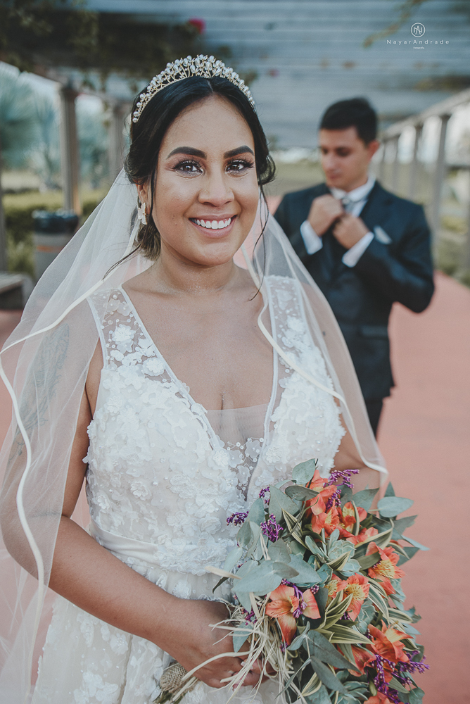 decoraçao rustica tropical com flores oloridas casamento noturno