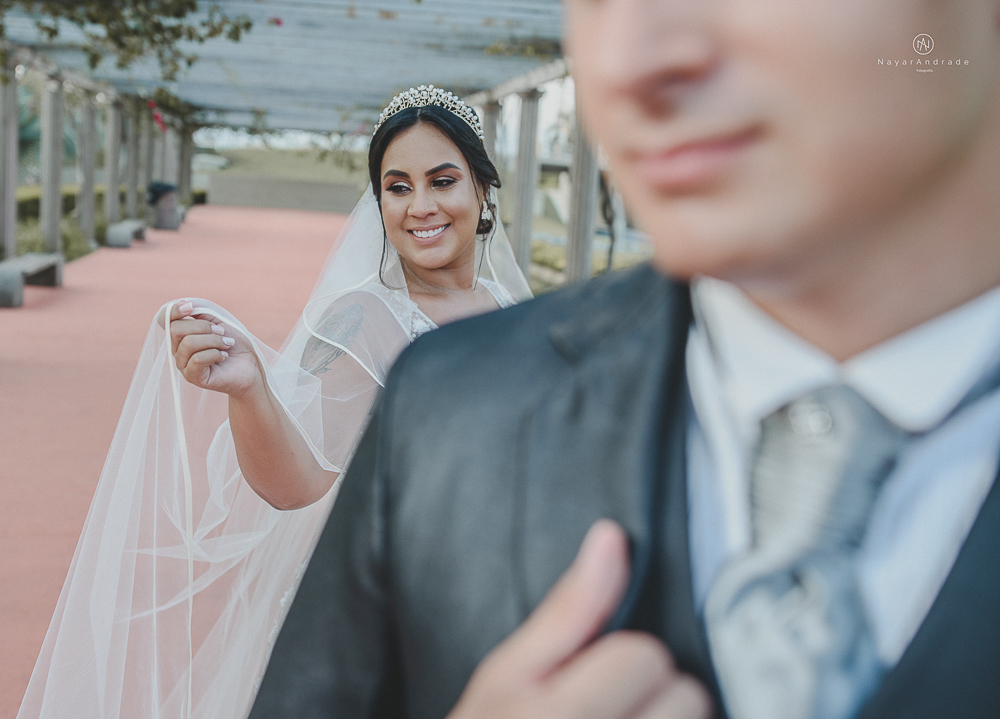 decoraçao rustica tropical com flores oloridas casamento noturno