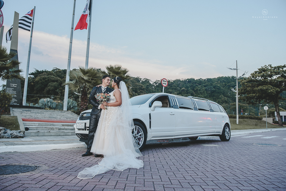 decoraçao rustica tropical com flores oloridas casamento noturno