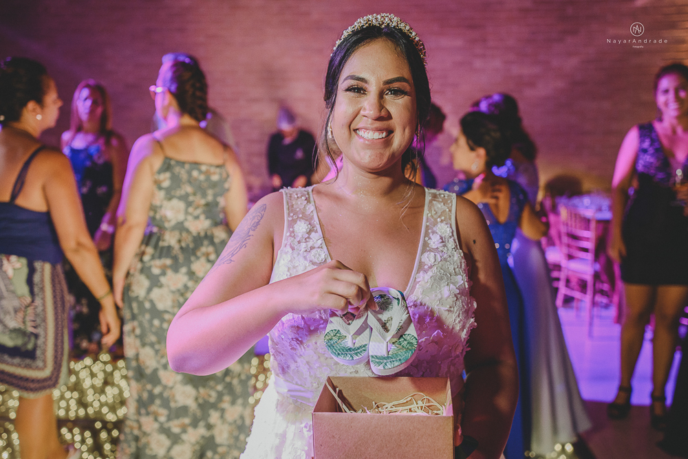 decoraçao rustica tropical com flores oloridas casamento noturno