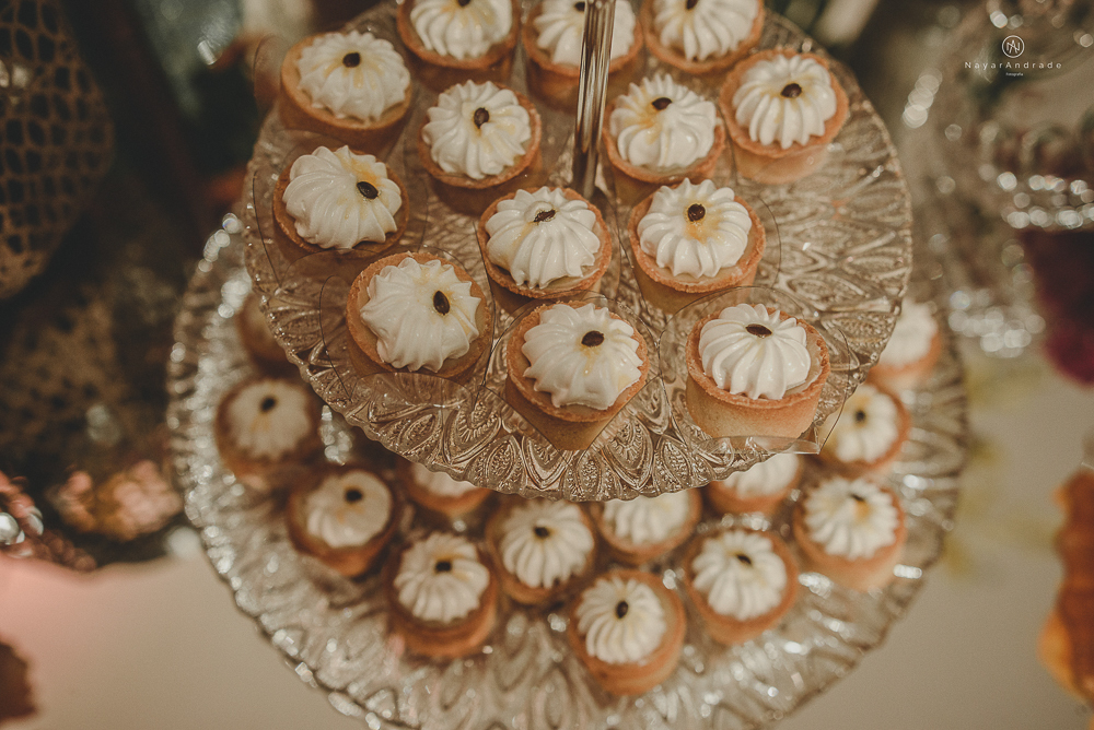 decoraçao rustica tropical com flores oloridas casamento noturno