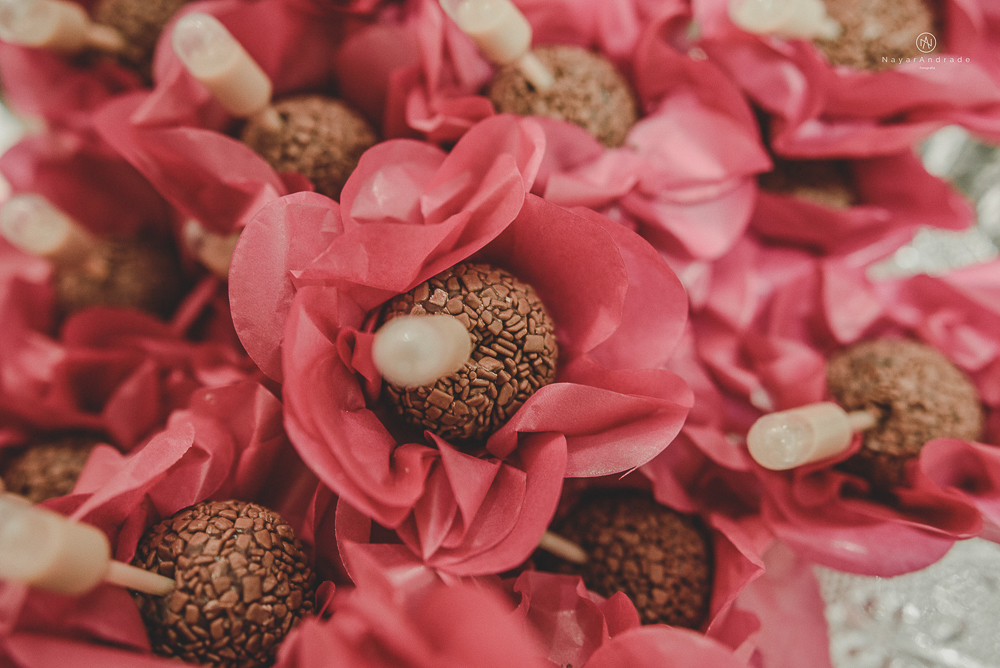 decoraçao rustica tropical com flores oloridas casamento noturno