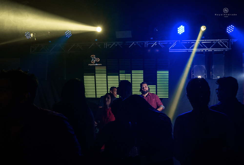 decoraçao rustica tropical com flores oloridas casamento noturno