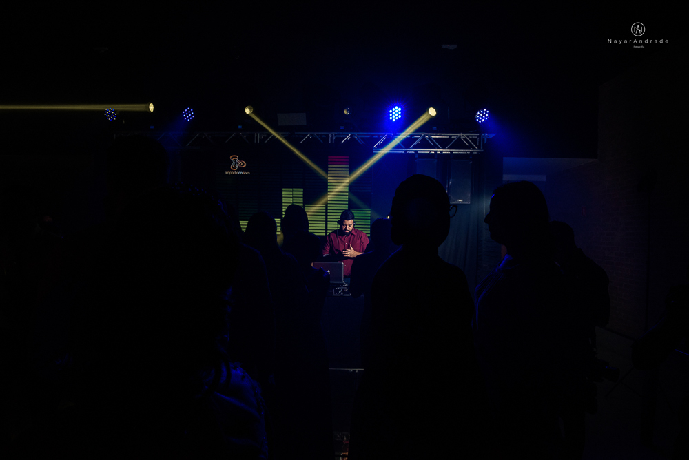 decoraçao rustica tropical com flores oloridas casamento noturno