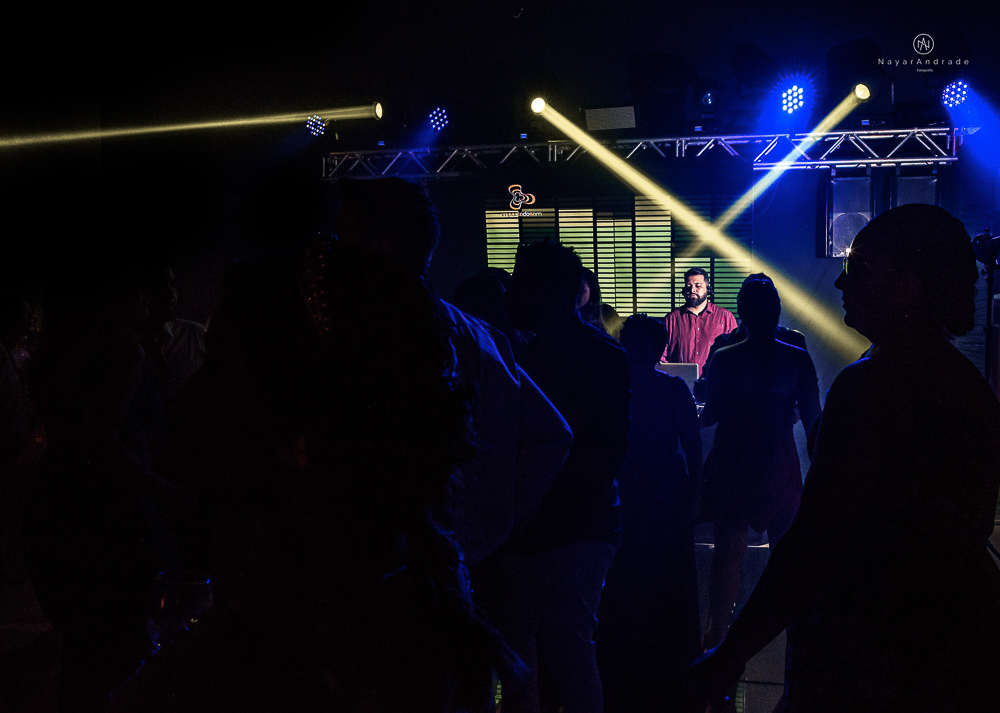 decoraçao rustica tropical com flores oloridas casamento noturno