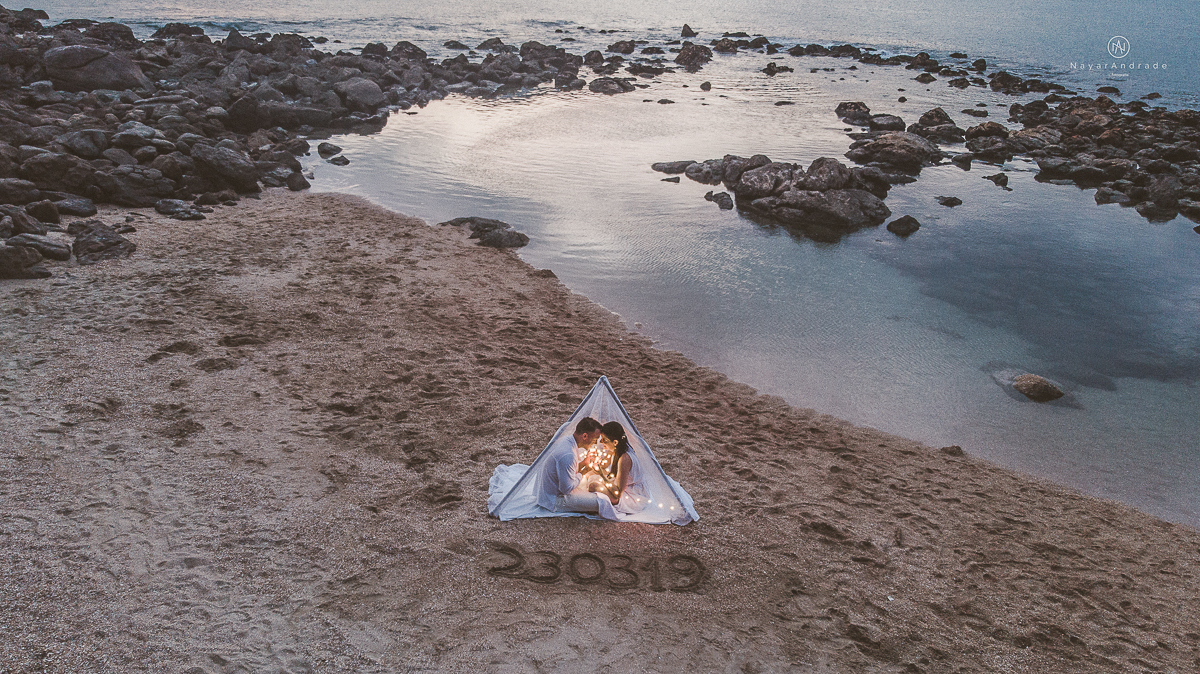 ensaio na praia do guaruja com por do sol lindo barraca barco ceu azul casal apaixonado ensaio incrivel feito pela fotografa nayara andrade menina nay
