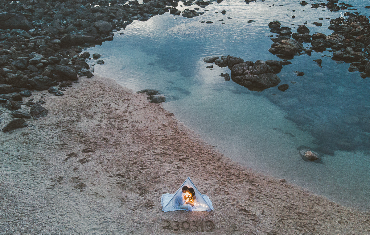 ensaio na praia do guaruja com por do sol lindo barraca barco ceu azul casal apaixonado ensaio incrivel feito pela fotografa nayara andrade menina nay