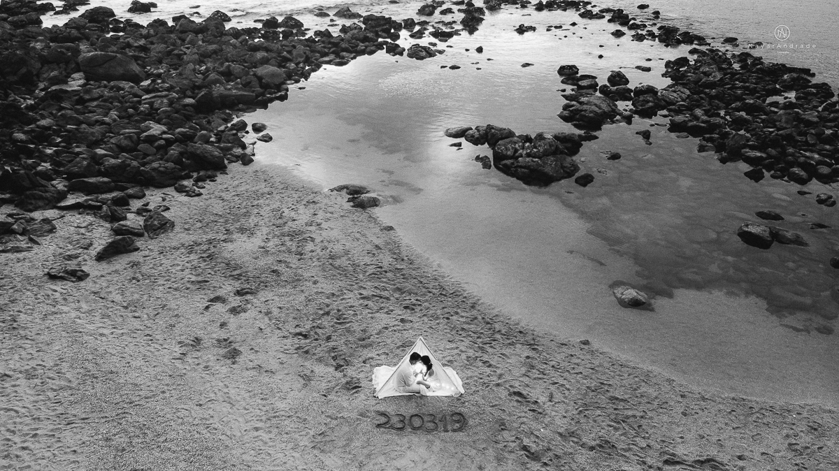 ensaio na praia do guaruja com por do sol lindo barraca barco ceu azul casal apaixonado ensaio incrivel feito pela fotografa nayara andrade menina nay