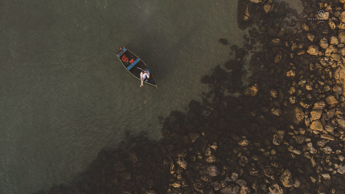 ensaio na praia do guaruja com por do sol lindo barraca barco ceu azul casal apaixonado ensaio incrivel feito pela fotografa nayara andrade menina nay