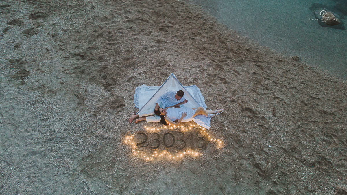 ensaio na praia do guaruja com por do sol lindo barraca barco ceu azul casal apaixonado ensaio incrivel feito pela fotografa nayara andrade menina nay