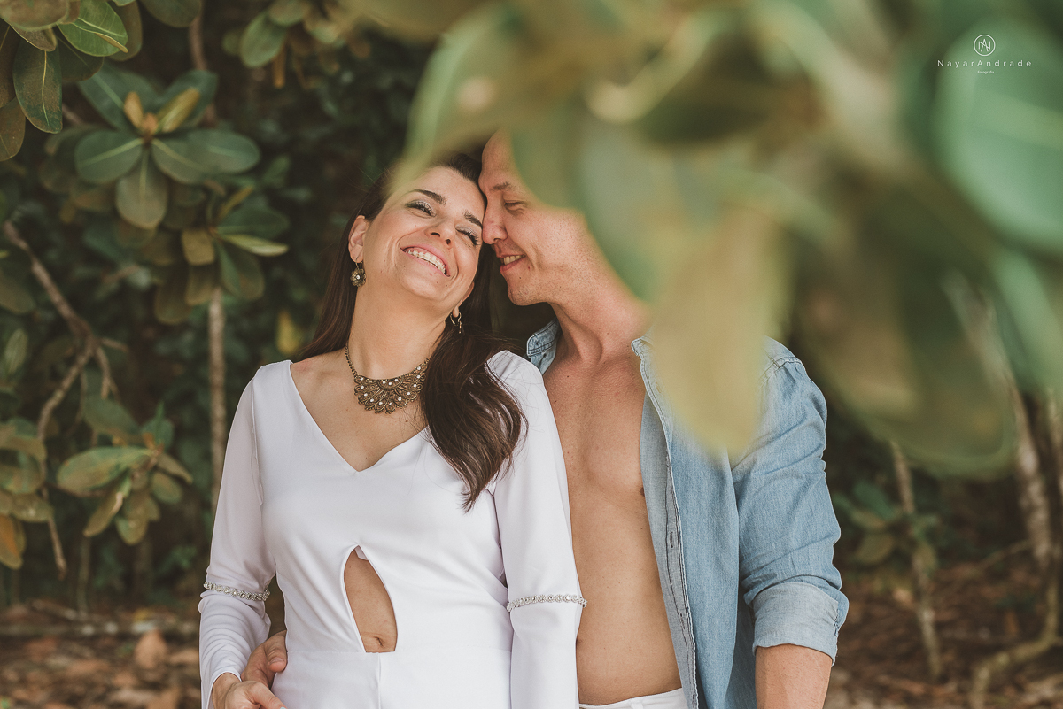 ensaio na praia do guaruja com por do sol lindo barraca barco ceu azul casal apaixonado ensaio incrivel feito pela fotografa nayara andrade menina nay