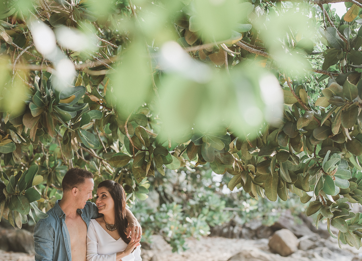 ensaio na praia do guaruja com por do sol lindo barraca barco ceu azul casal apaixonado ensaio incrivel feito pela fotografa nayara andrade menina nay