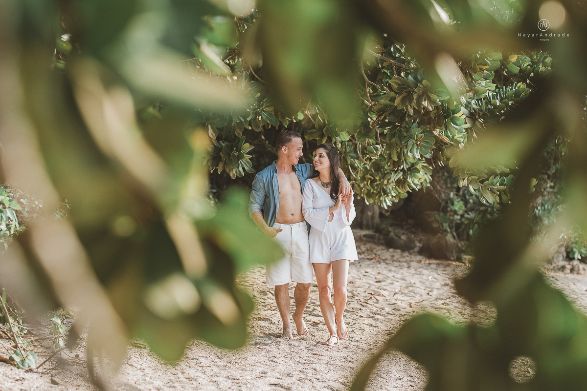 ensaio na praia do guaruja com por do sol lindo barraca barco ceu azul casal apaixonado ensaio incrivel feito pela fotografa nayara andrade menina nay