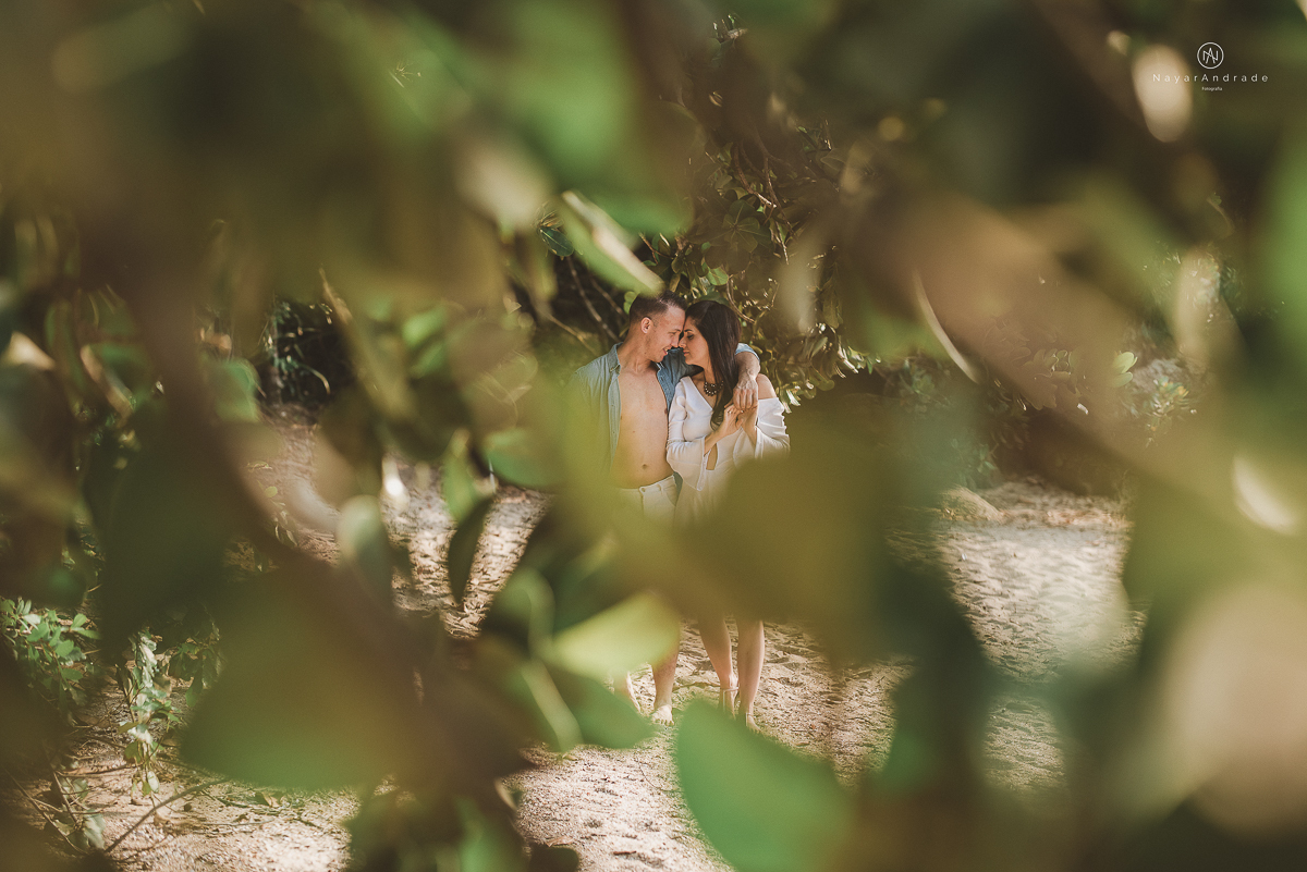 ensaio na praia do guaruja com por do sol lindo barraca barco ceu azul casal apaixonado ensaio incrivel feito pela fotografa nayara andrade menina nay