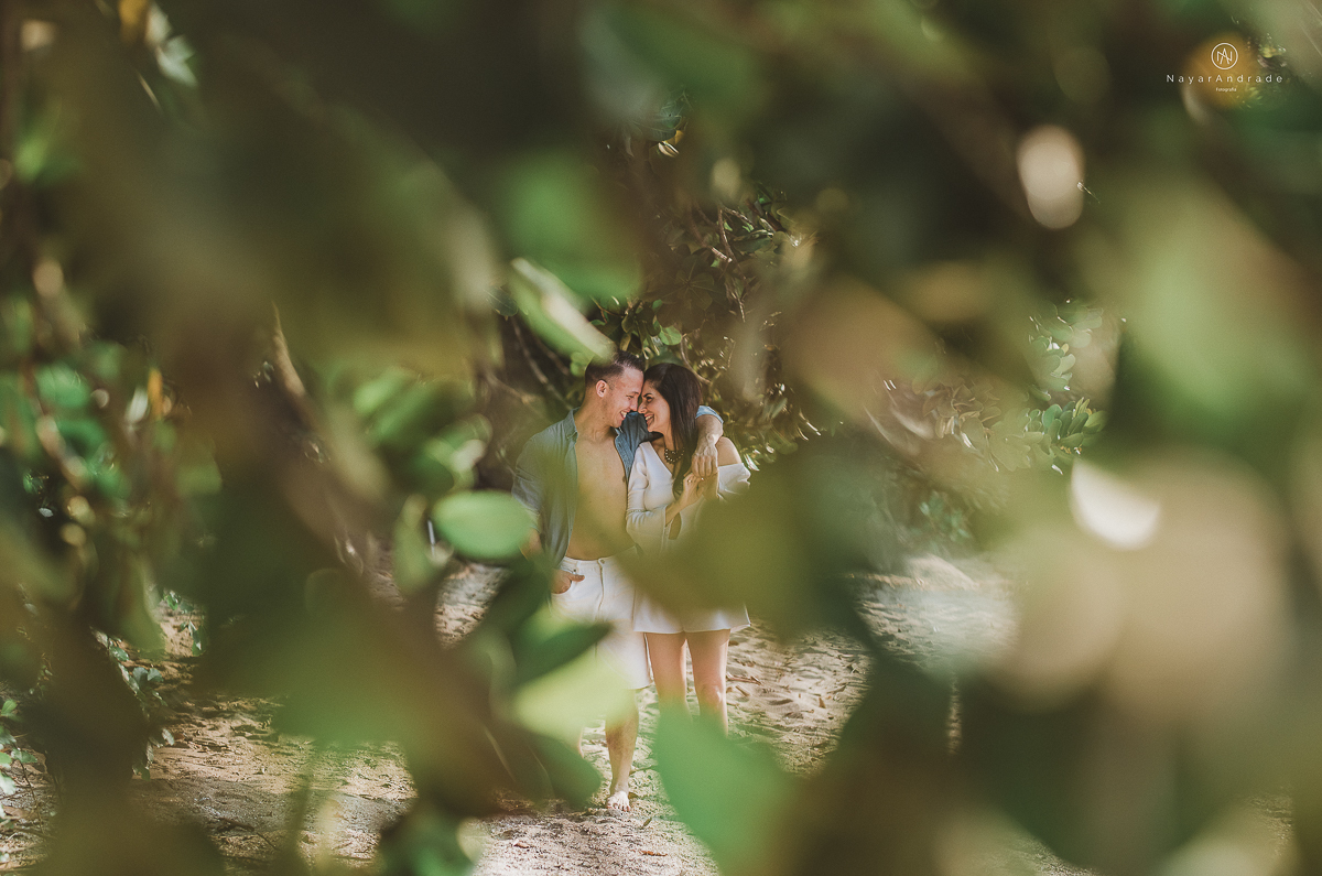 ensaio na praia do guaruja com por do sol lindo barraca barco ceu azul casal apaixonado ensaio incrivel feito pela fotografa nayara andrade menina nay