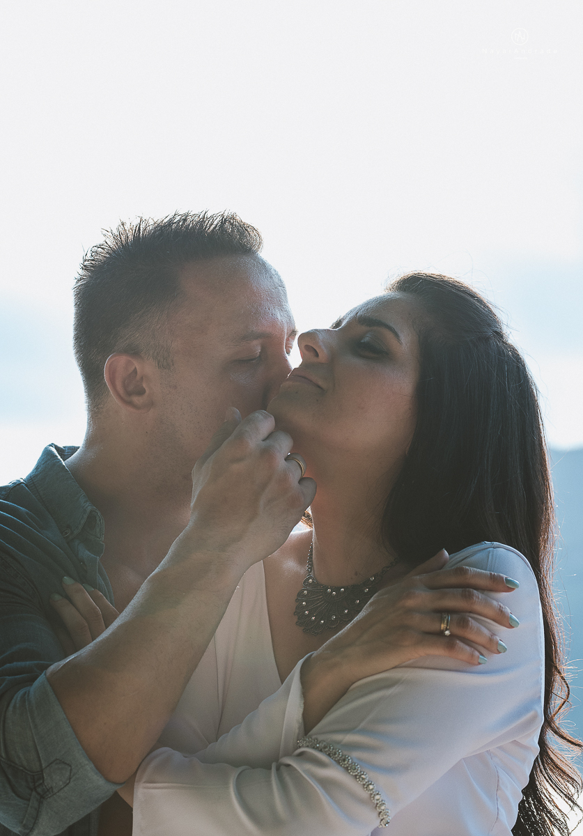 ensaio na praia do guaruja com por do sol lindo barraca barco ceu azul casal apaixonado ensaio incrivel feito pela fotografa nayara andrade menina nay