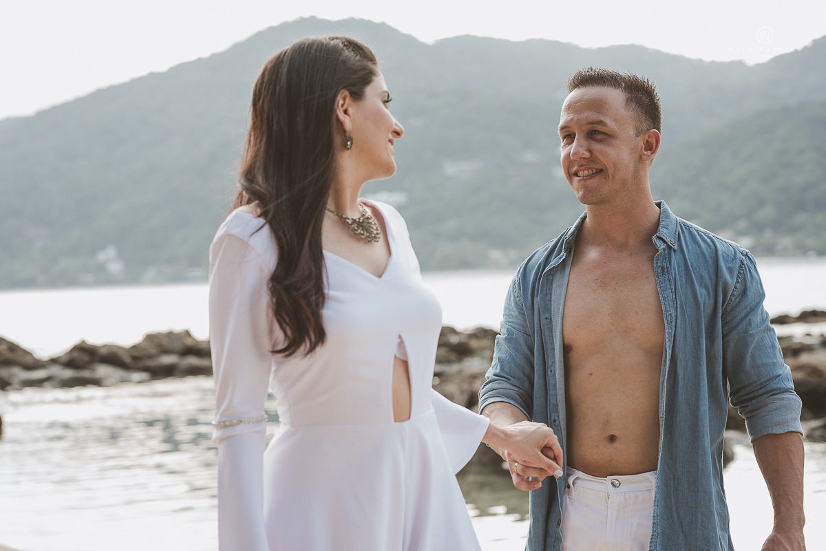 ensaio na praia do guaruja com por do sol lindo barraca barco ceu azul casal apaixonado ensaio incrivel feito pela fotografa nayara andrade menina nay