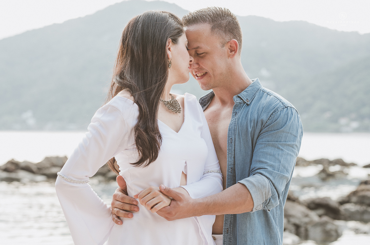 ensaio na praia do guaruja com por do sol lindo barraca barco ceu azul casal apaixonado ensaio incrivel feito pela fotografa nayara andrade menina nay