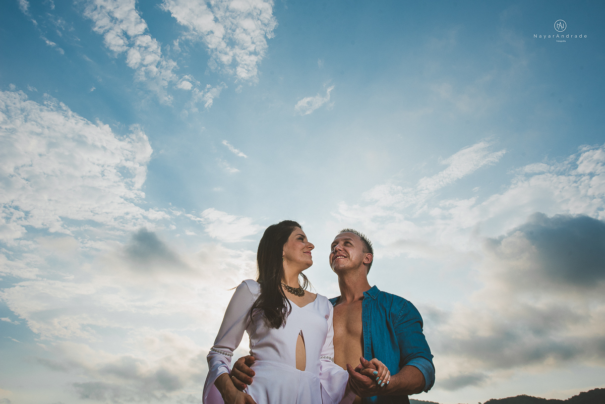 ensaio na praia do guaruja com por do sol lindo barraca barco ceu azul casal apaixonado ensaio incrivel feito pela fotografa nayara andrade menina nay