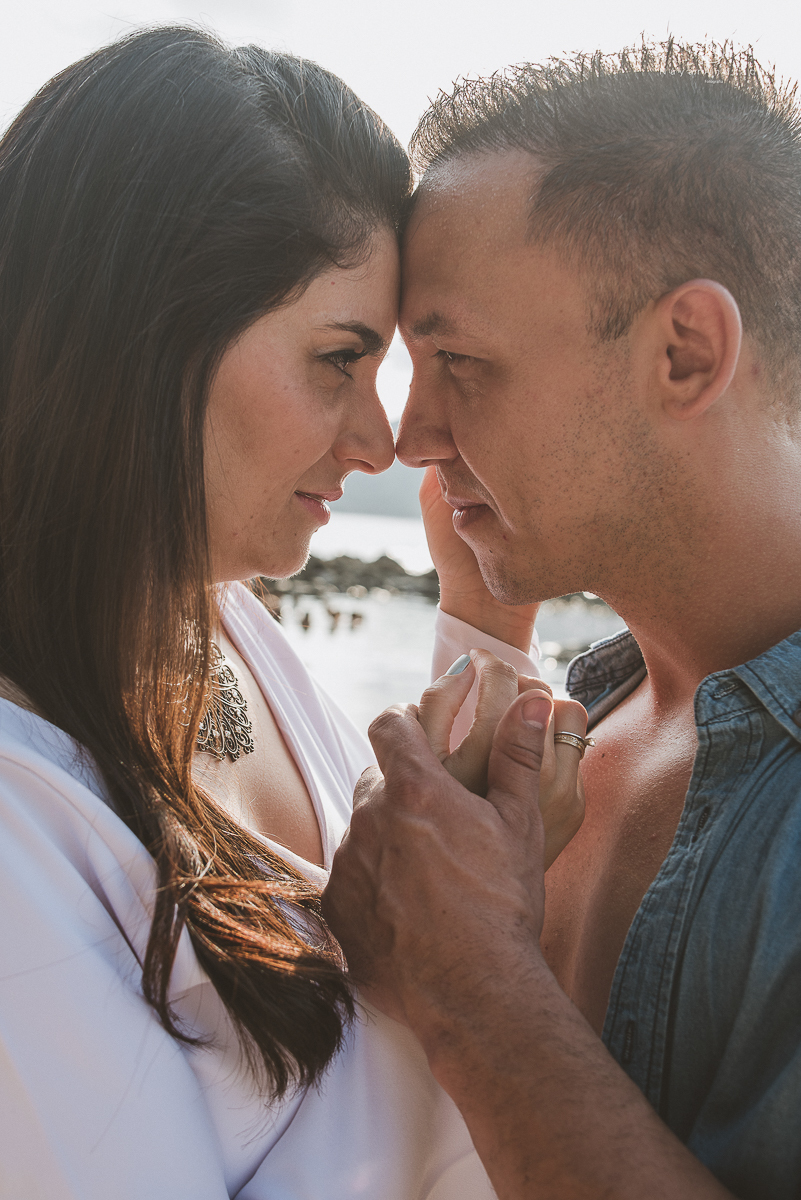 ensaio na praia do guaruja com por do sol lindo barraca barco ceu azul casal apaixonado ensaio incrivel feito pela fotografa nayara andrade menina nay