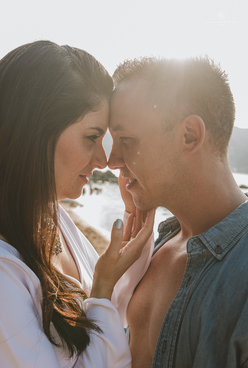 ensaio na praia do guaruja com por do sol lindo barraca barco ceu azul casal apaixonado ensaio incrivel feito pela fotografa nayara andrade menina nay