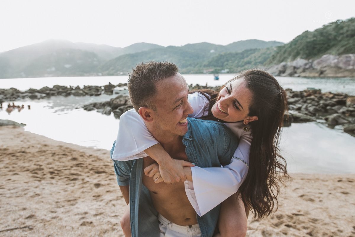ensaio na praia do guaruja com por do sol lindo barraca barco ceu azul casal apaixonado ensaio incrivel feito pela fotografa nayara andrade menina nay
