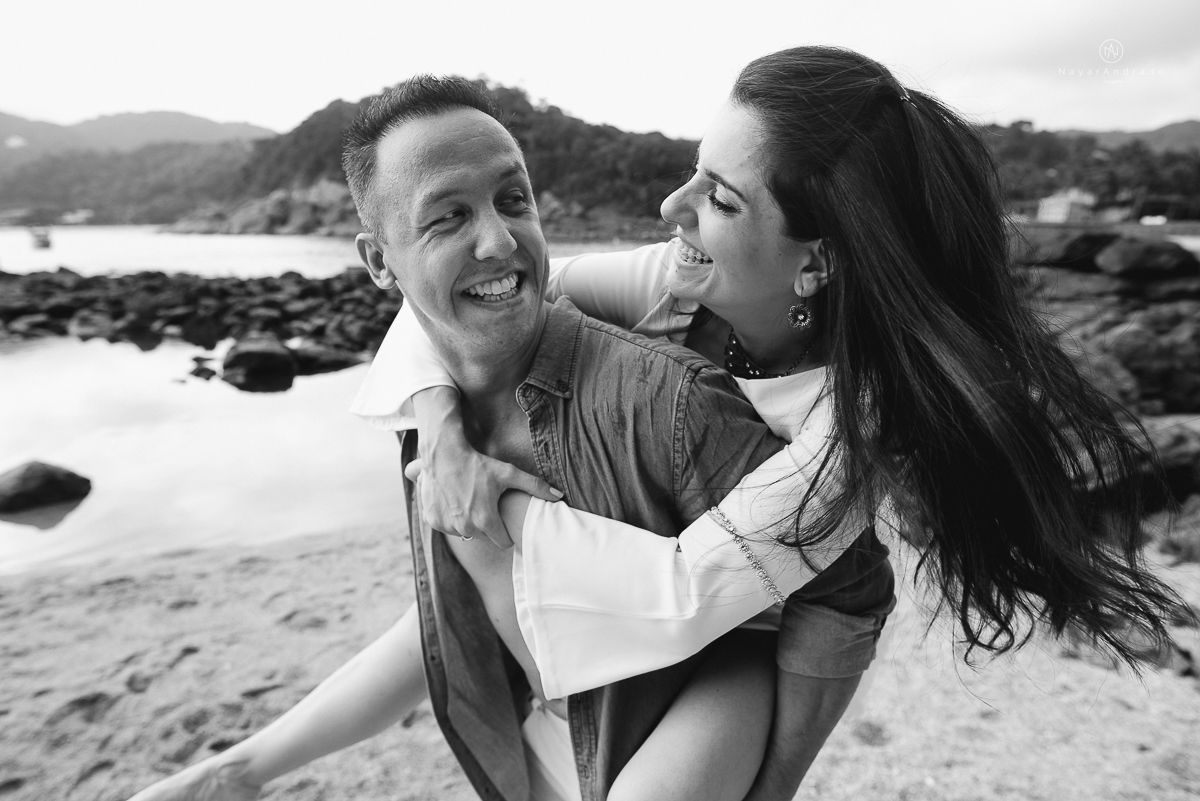 ensaio na praia do guaruja com por do sol lindo barraca barco ceu azul casal apaixonado ensaio incrivel feito pela fotografa nayara andrade menina nay