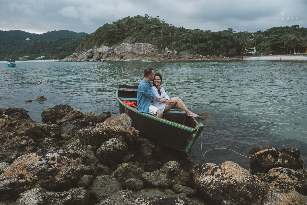ensaio na praia do guaruja com por do sol lindo barraca barco ceu azul casal apaixonado ensaio incrivel feito pela fotografa nayara andrade menina nay